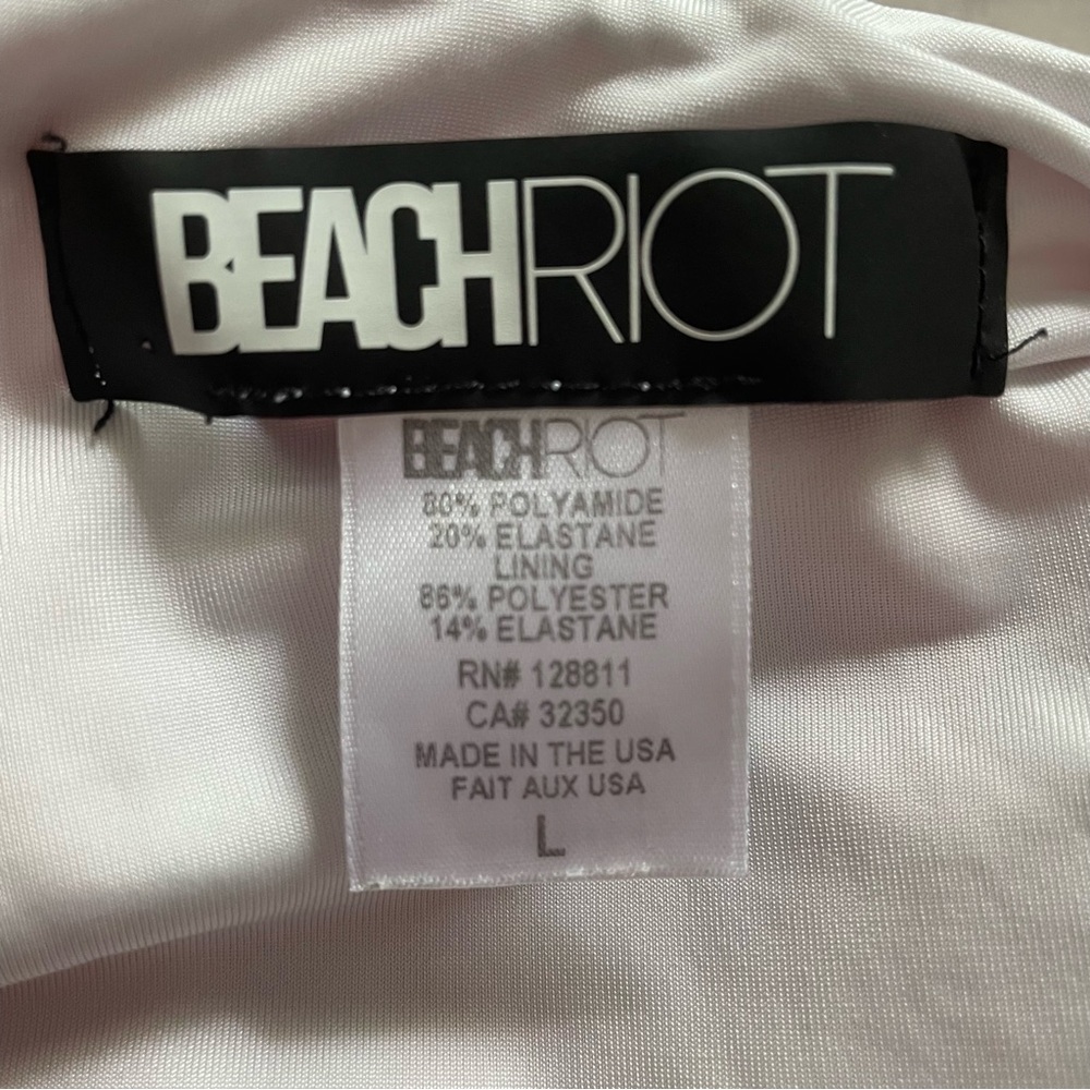 Beach Riot One Piece ❤️🤍 - Picture 8 of 8